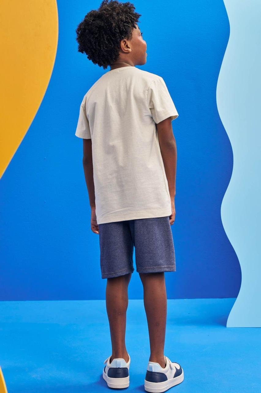 O conjunto de camiseta em meia malha e bermuda em cotton jeans com elastano da Luc.boo prepara os pequenos para os dias de sol e diversão. - Imagem 2