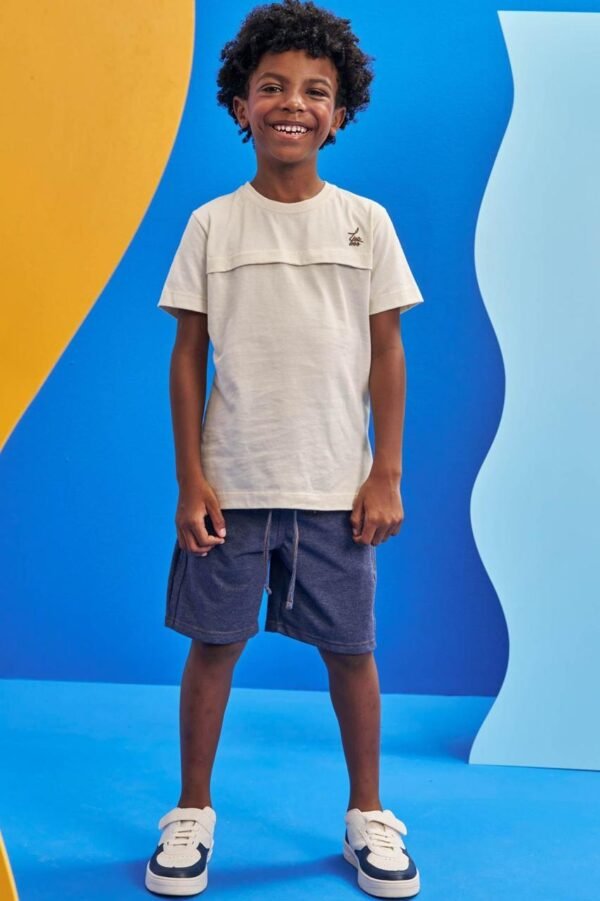 O conjunto de camiseta em meia malha e bermuda em cotton jeans com elastano da Luc.boo prepara os pequenos para os dias de sol e diversão.